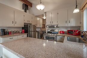 Cozy Pet Friendly Cabin in Lake Tahoe by Sierra Getaways