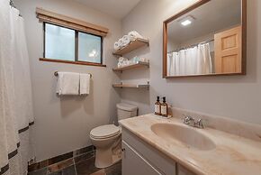 Cozy Pet Friendly Cabin in Lake Tahoe by Sierra Getaways