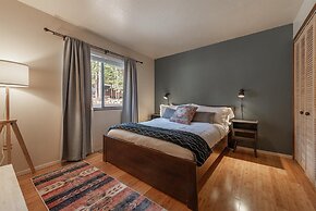 Cozy Pet Friendly Cabin in Lake Tahoe by Sierra Getaways