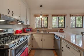 Cozy Pet Friendly Cabin in Lake Tahoe by Sierra Getaways