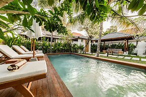 Hijau Villa by EVDEkimi