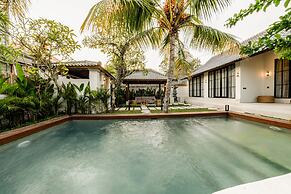 Hijau Villa by EVDEkimi