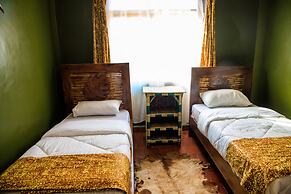 Apuuli Safaris & Cottages