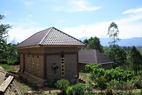 Apuuli Safaris & Cottages