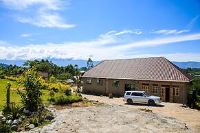 Apuuli Safaris & Cottages