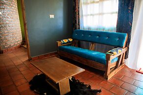 Apuuli Safaris & Cottages