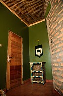 Apuuli Safaris & Cottages