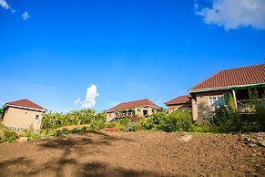 Apuuli Safaris & Cottages