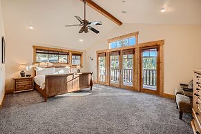 Peaks Paradise 4 Bedroom Home by RedAwning