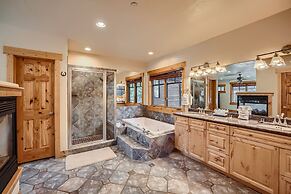 Peaks Paradise 4 Bedroom Home by RedAwning