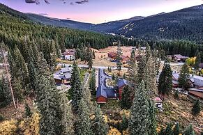 Peaks Paradise 4 Bedroom Home by RedAwning