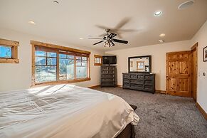 Peaks Paradise 4 Bedroom Home by RedAwning