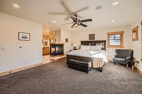 Peaks Paradise 4 Bedroom Home by RedAwning