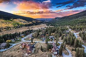 Peaks Paradise 4 Bedroom Home by RedAwning