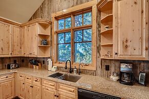 Peaks Paradise 4 Bedroom Home by RedAwning