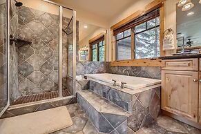 Peaks Paradise 4 Bedroom Home by RedAwning