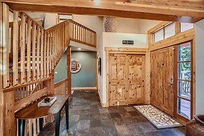 Peaks Paradise 4 Bedroom Home by RedAwning