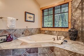 Peaks Paradise 4 Bedroom Home by RedAwning