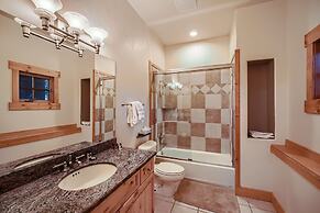 Peaks Paradise 4 Bedroom Home by RedAwning