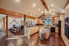 Peaks Paradise 4 Bedroom Home by RedAwning