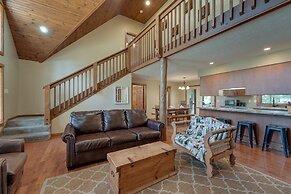 Branson Getaway w/ Indoor & Outdoor Pool Access!