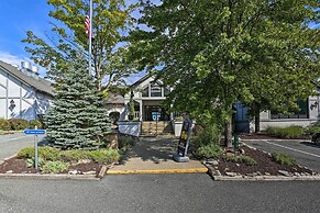 Hot Tub & Pool Access: Year-round Pocono Retreat!