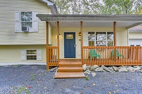 Hot Tub & Pool Access: Year-round Pocono Retreat!