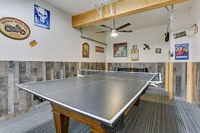 Hot Tub & Pool Access: Year-round Pocono Retreat!