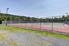 Hot Tub & Pool Access: Year-round Pocono Retreat!