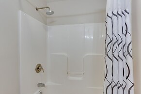 Hot Tub & Pool Access: Year-round Pocono Retreat!