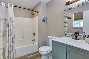 Hot Tub & Pool Access: Year-round Pocono Retreat!