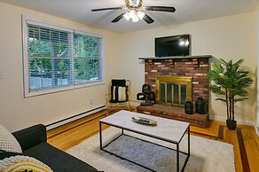 Boston Duplex w/ Foosball Table: 11 Mi to Downtown