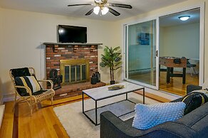 Boston Duplex w/ Foosball Table: 11 Mi to Downtown