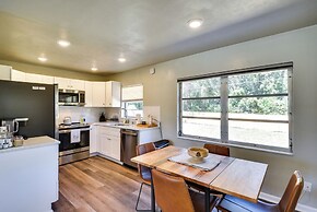 Vibrant Deland House Near Stetson University!