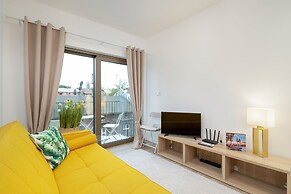 Spring Flowers Apartment by Renters