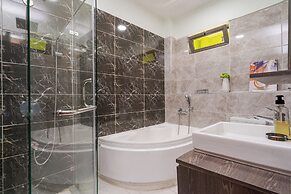 Luxury 4 Bedroom with a Rooftop Pool