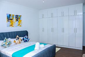 Luxury 4 Bedroom with a Rooftop Pool