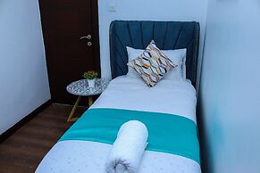 Luxury 4 Bedroom with a Rooftop Pool