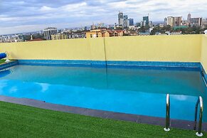 Luxury 4 Bedroom with a Rooftop Pool