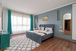 Luxury 4 Bedroom with a Rooftop Pool