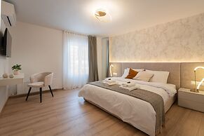 Seven Hills, Boutique Apartments