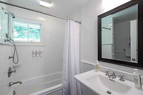 Heated Pool Driftwood Cottage by Rovetravel