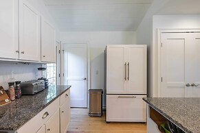 Heated Pool Driftwood Cottage by Rovetravel