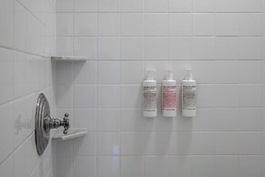 Heated Pool Driftwood Cottage by Rovetravel