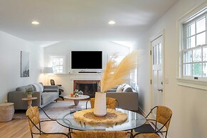 Heated Pool Driftwood Cottage by Rovetravel