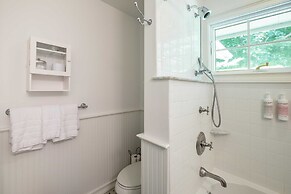 Heated Pool Driftwood Cottage by Rovetravel