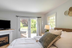 Heated Pool Driftwood Cottage by Rovetravel