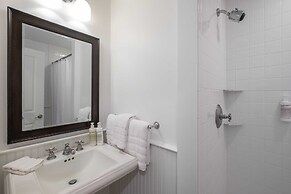 Heated Pool Driftwood Cottage by Rovetravel