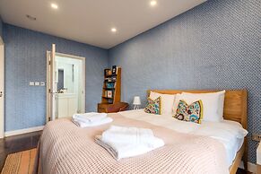 Beautiful Canal-side Flat in Hackney