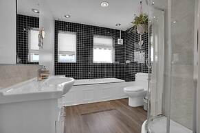 Saltdean Seaview 1 and Free Parking by My Getaways